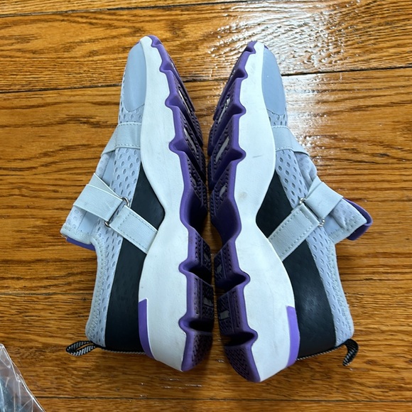 Avia women’s sneakers with Velcro strap closure. Size 8. - Picture 5 of 8